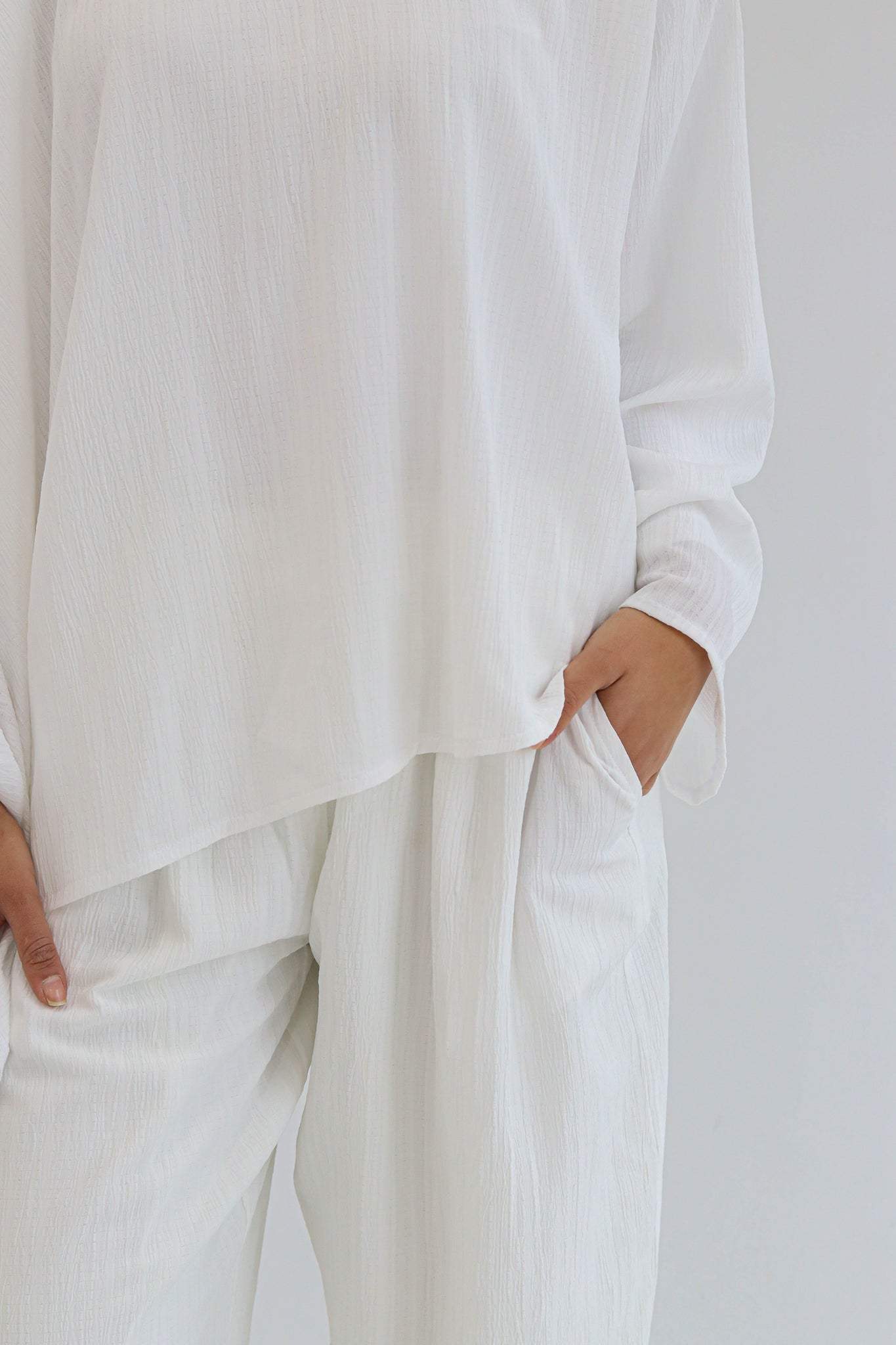 Wave crinkled set in white