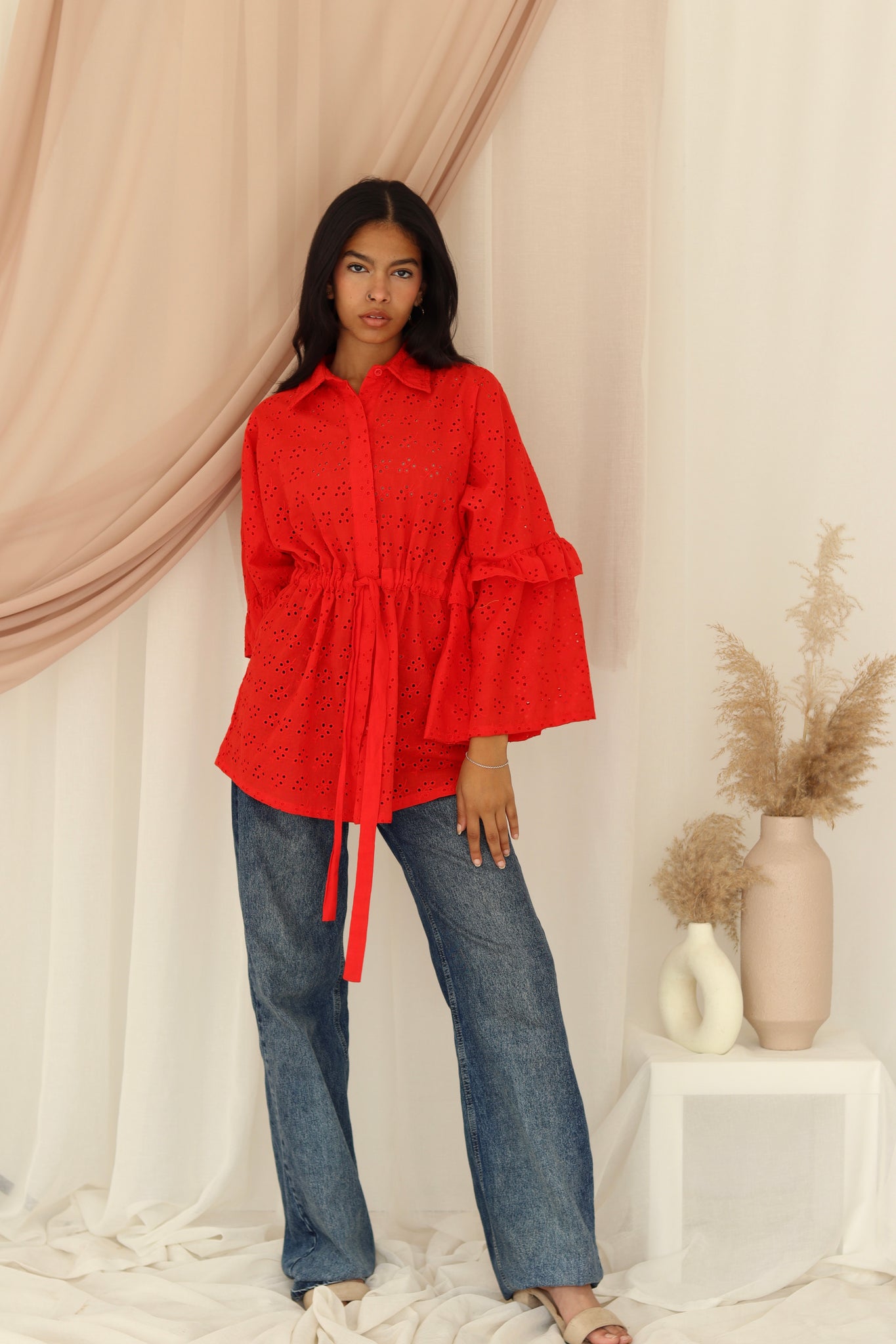 Embroidered buttons shirt in Red